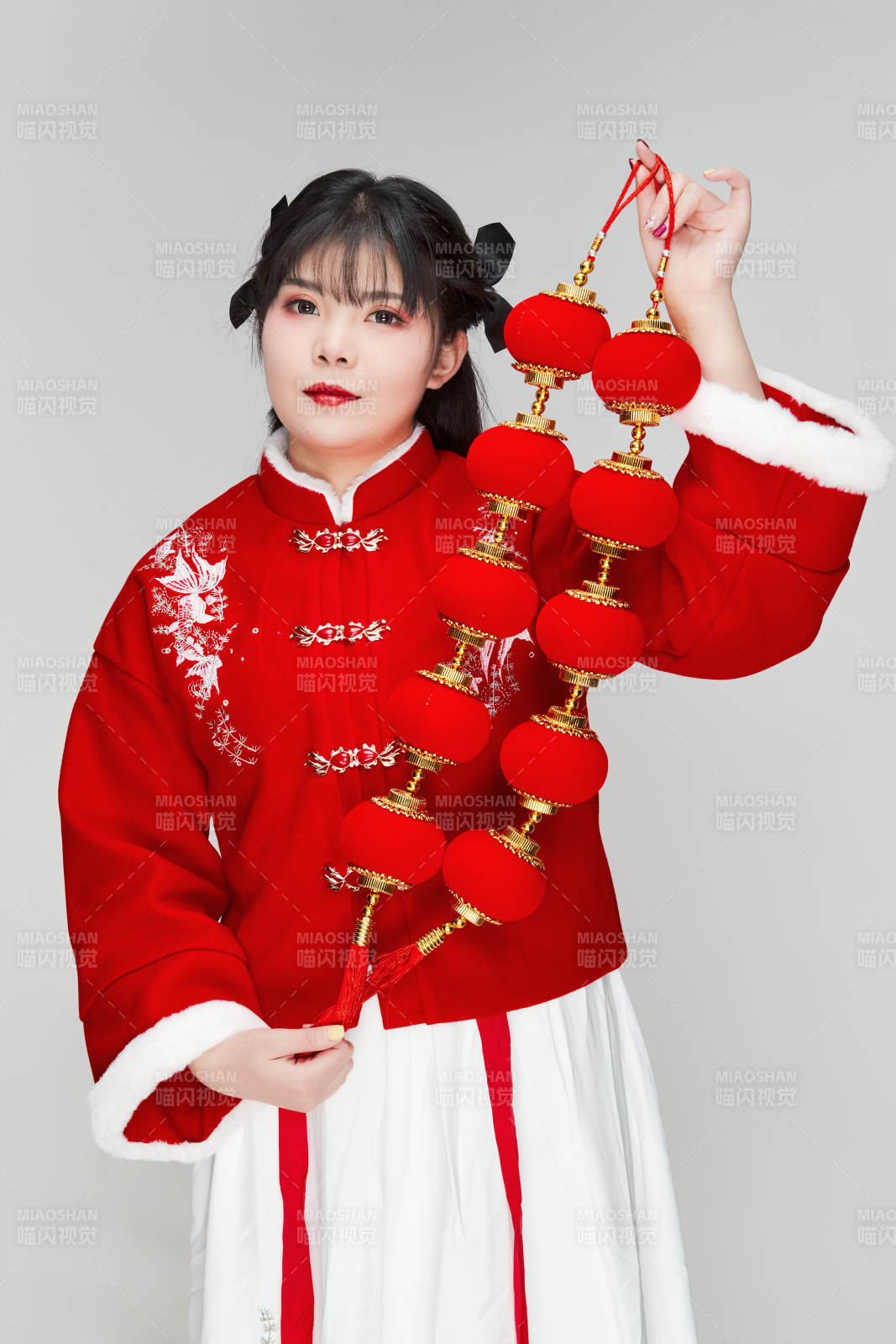 手提红灯笼身穿喜庆汉服的可爱少女图片