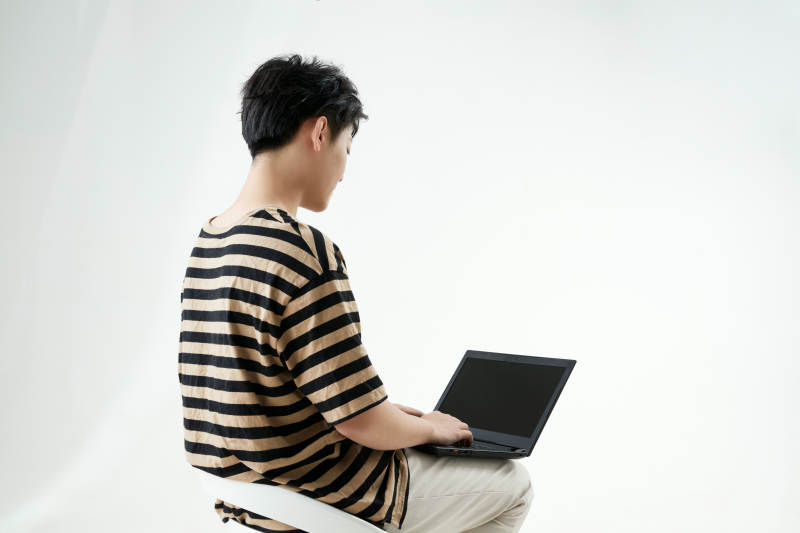 沉浸在网络恋爱世界的青年男子图片