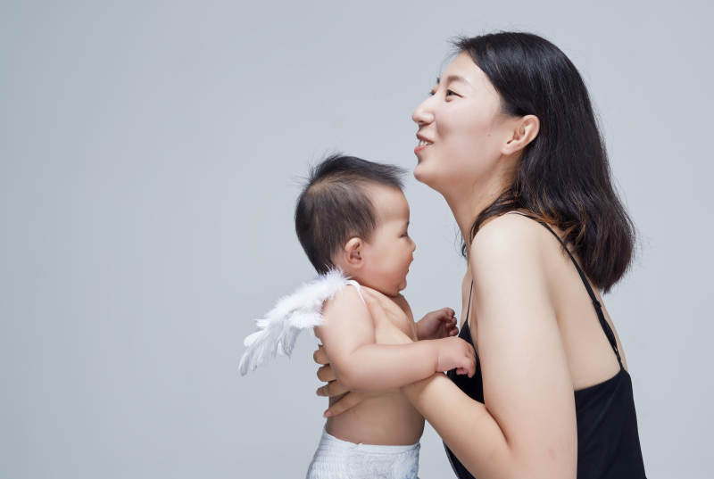 妈妈陪伴宝宝快乐的玩耍图片