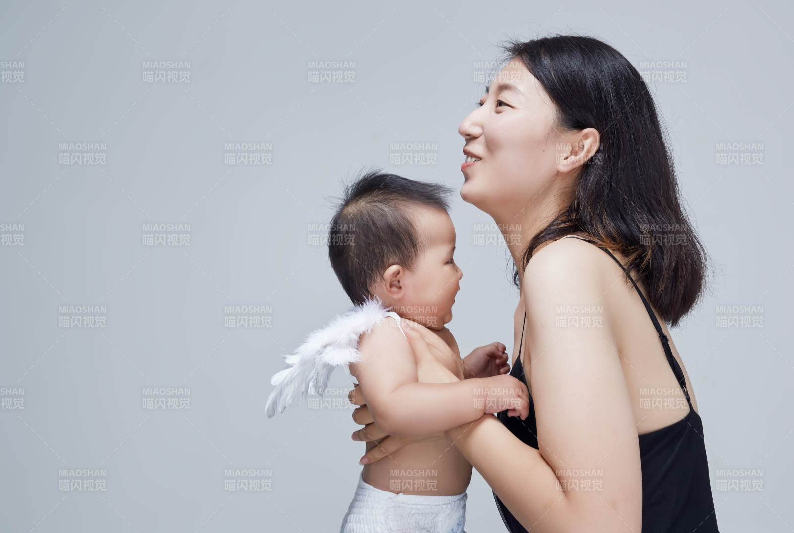 妈妈陪伴宝宝快乐的玩耍图片