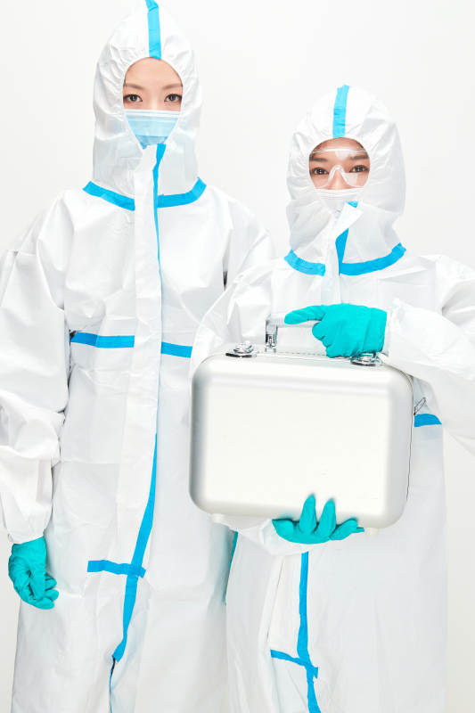 穿白色防护服佩戴护目镜口罩的防疫人员图片