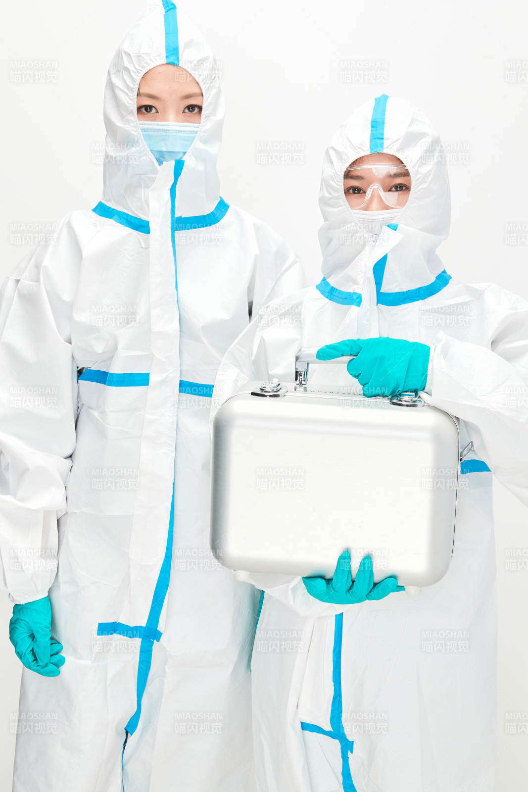 穿白色防护服佩戴护目镜口罩的防疫人员图片