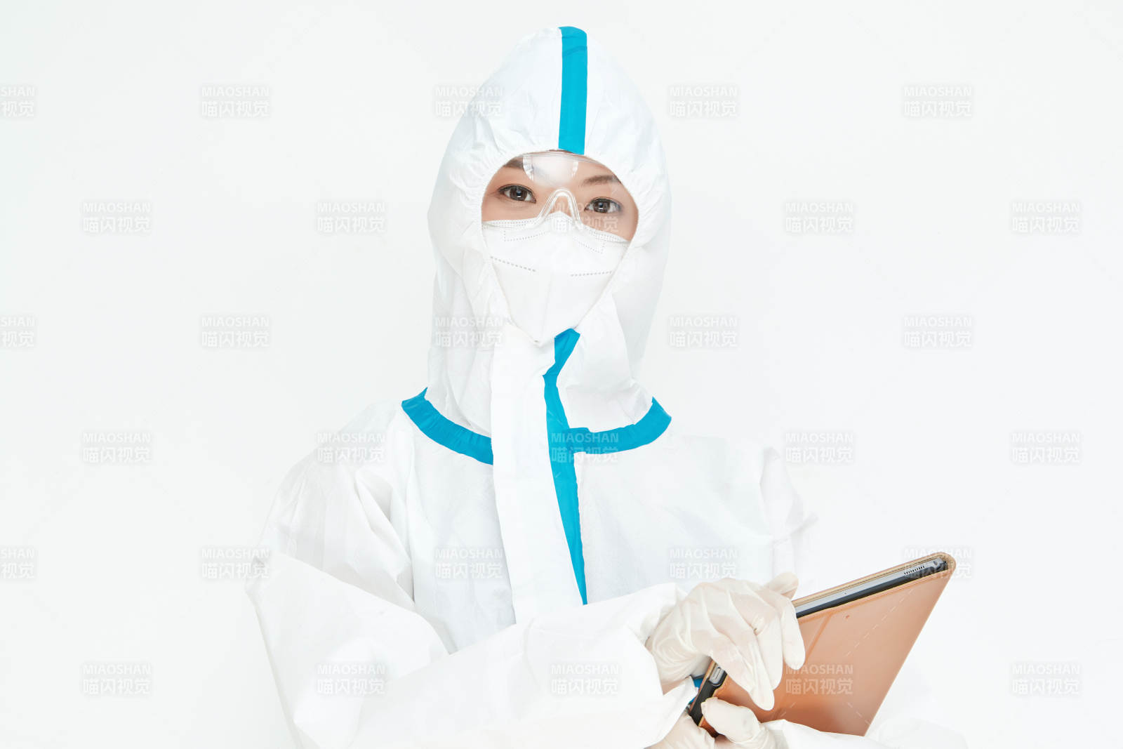穿白色防护服佩戴护目镜口罩的女性医疗人员图片