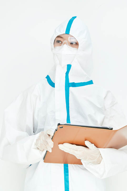 穿白色防护服佩戴护目镜口罩的女性医疗人员图片