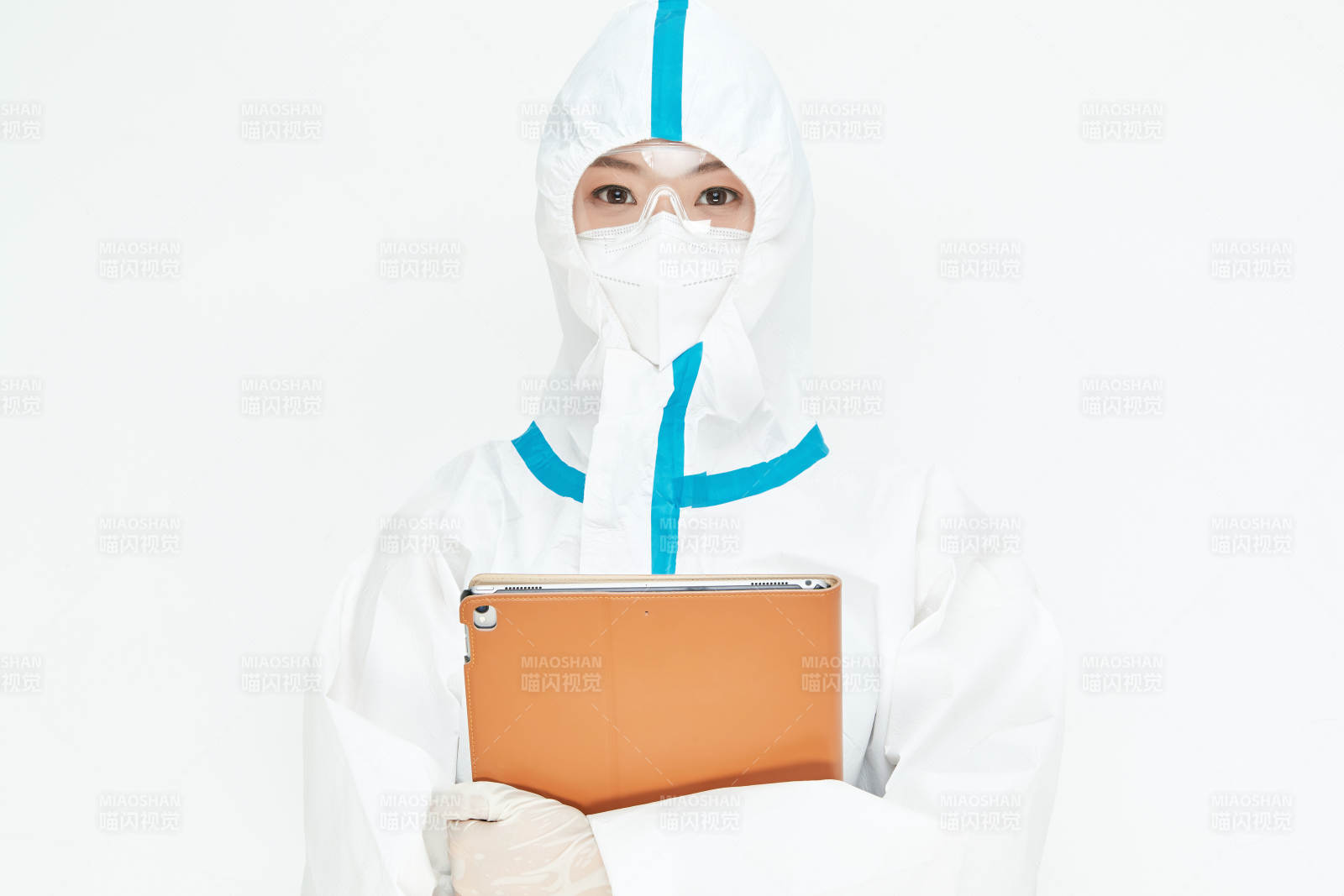 穿白色防护服佩戴护目镜口罩的女性医疗人员图片
