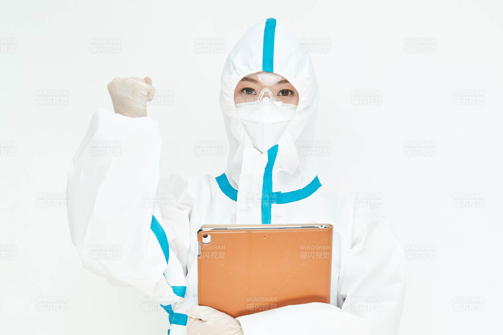 穿白色防护服佩戴护目镜口罩的女性医疗人员图片