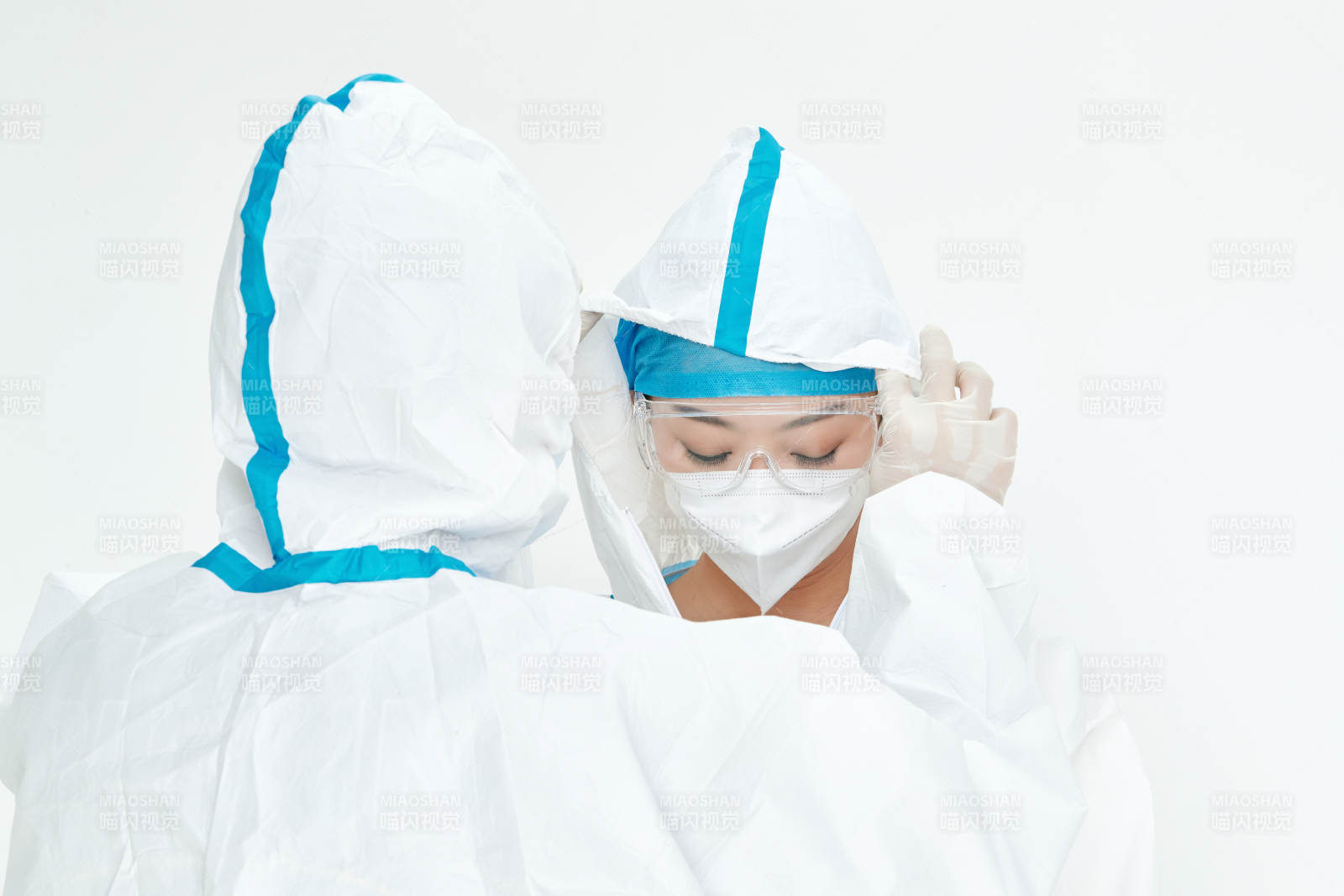 穿白色防护服佩戴护目镜口罩的女性医疗人员图片