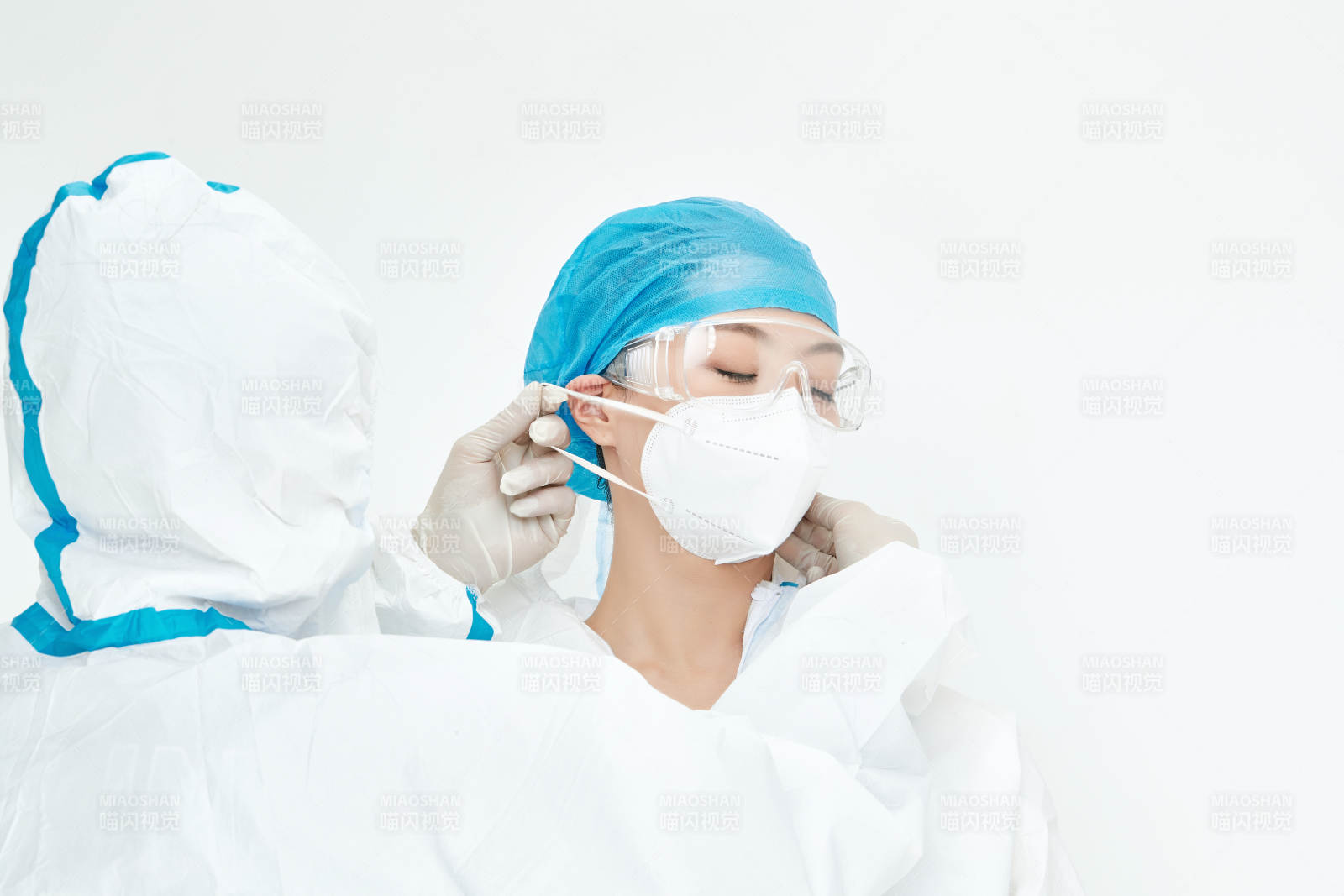 穿白色防护服佩戴护目镜口罩的女性医疗人员图片