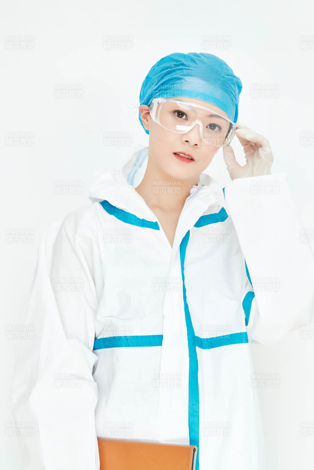 穿白色防护服佩戴护目镜口罩的女性医疗人员图片