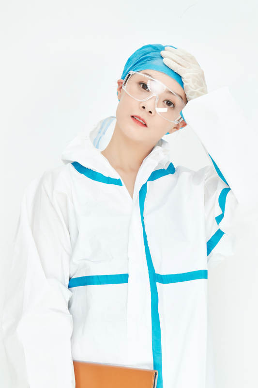 穿白色防护服佩戴护目镜口罩的女性医疗人员图片