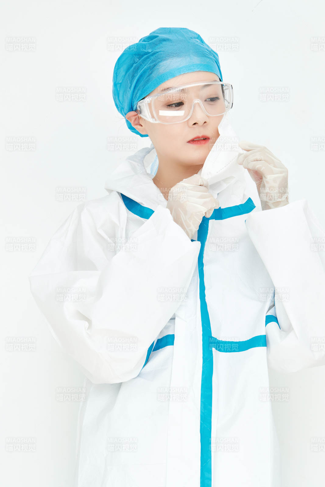 穿白色防护服佩戴护目镜口罩的女性医疗人员图片