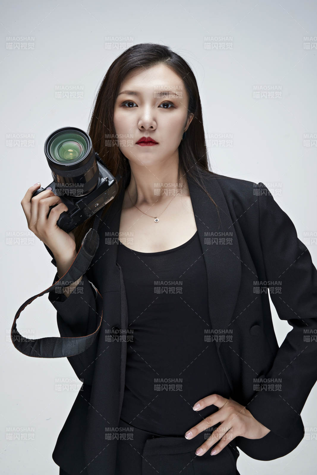 棚拍白色背景亚洲青年女性摄影师图片