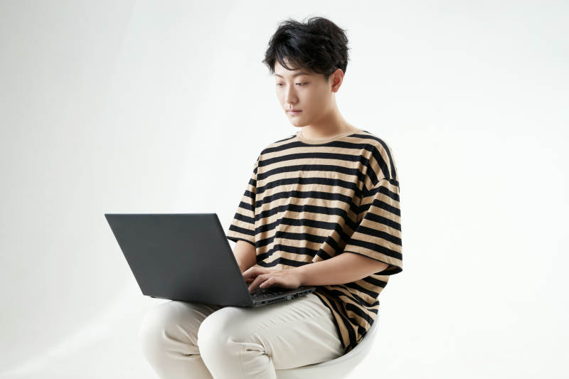 沉浸在网络恋爱世界的青年男子图片