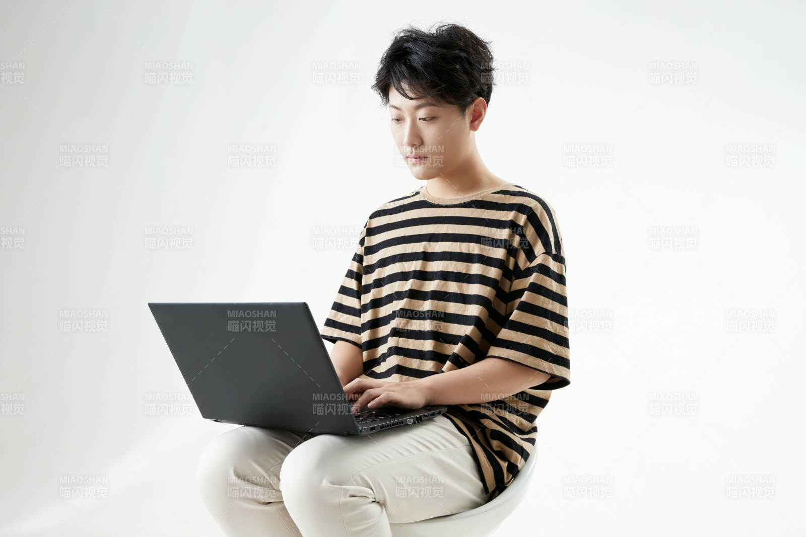 沉浸在网络恋爱世界的青年男子图片