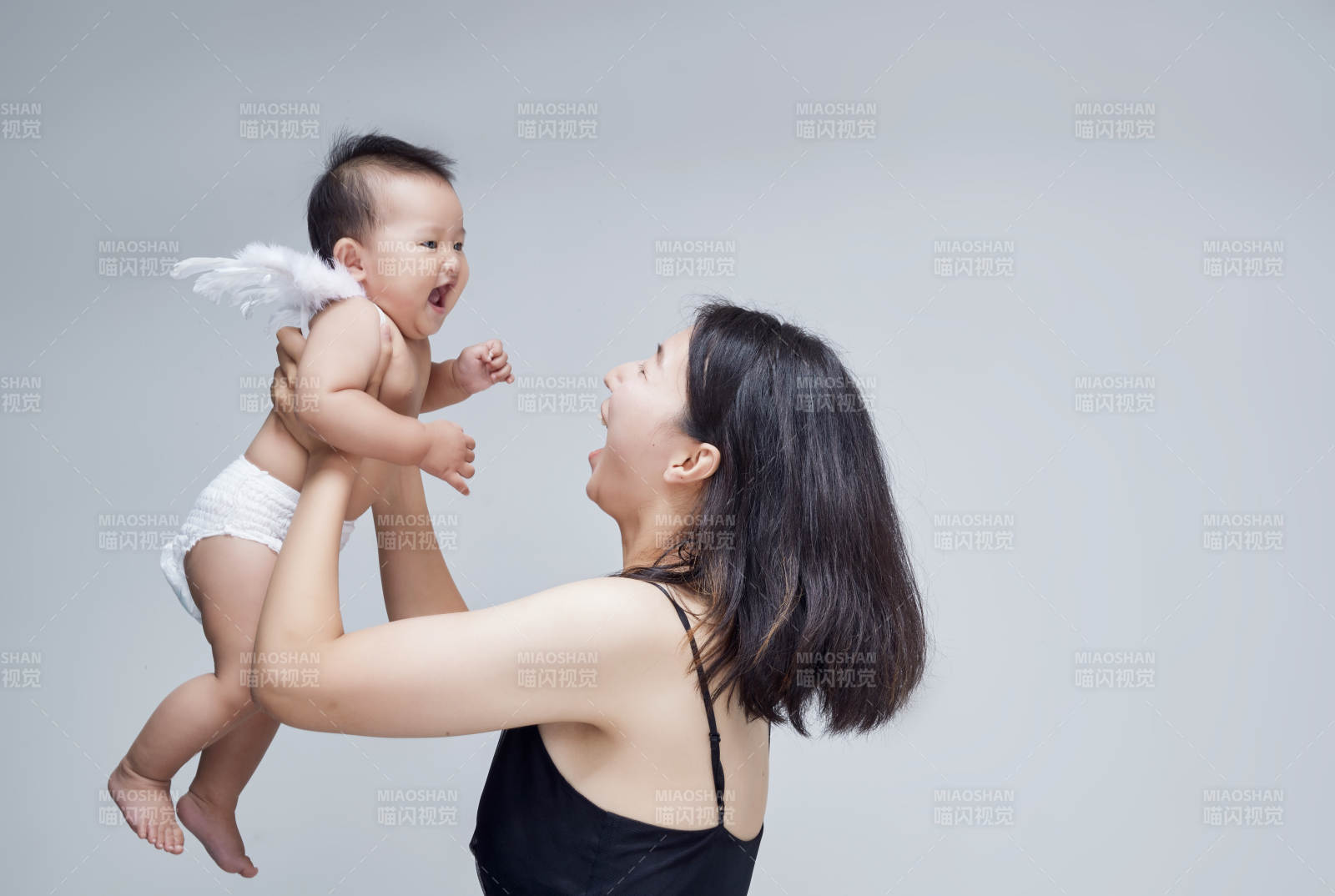 妈妈陪伴宝宝快乐的玩耍图片