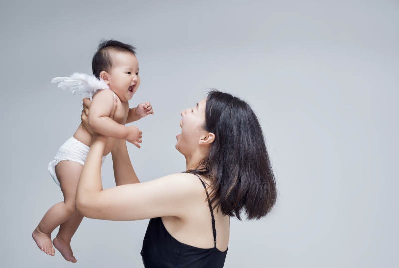 妈妈陪伴宝宝快乐的玩耍图片