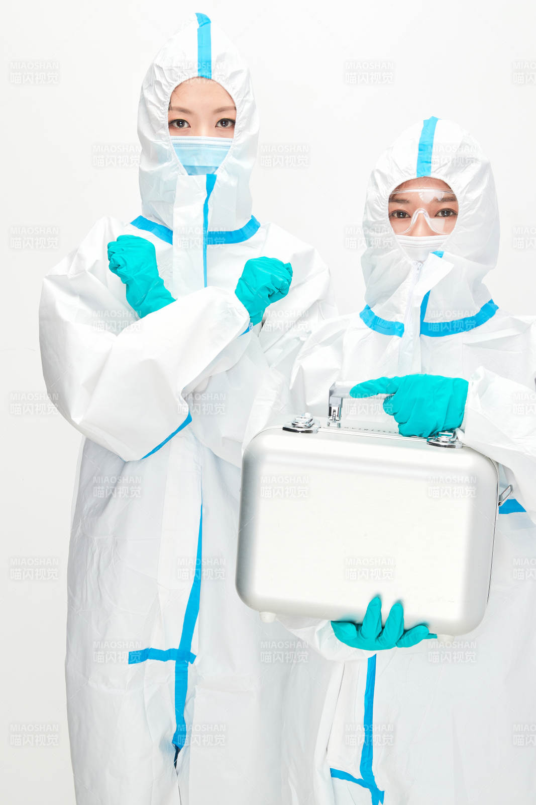 穿白色防护服佩戴护目镜口罩的防疫人员图片