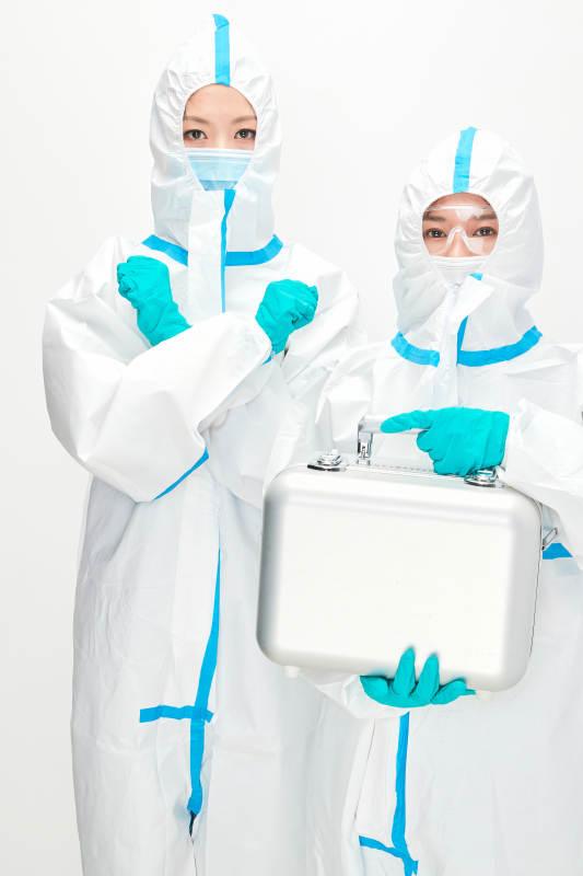 穿白色防护服佩戴护目镜口罩的防疫人员图片