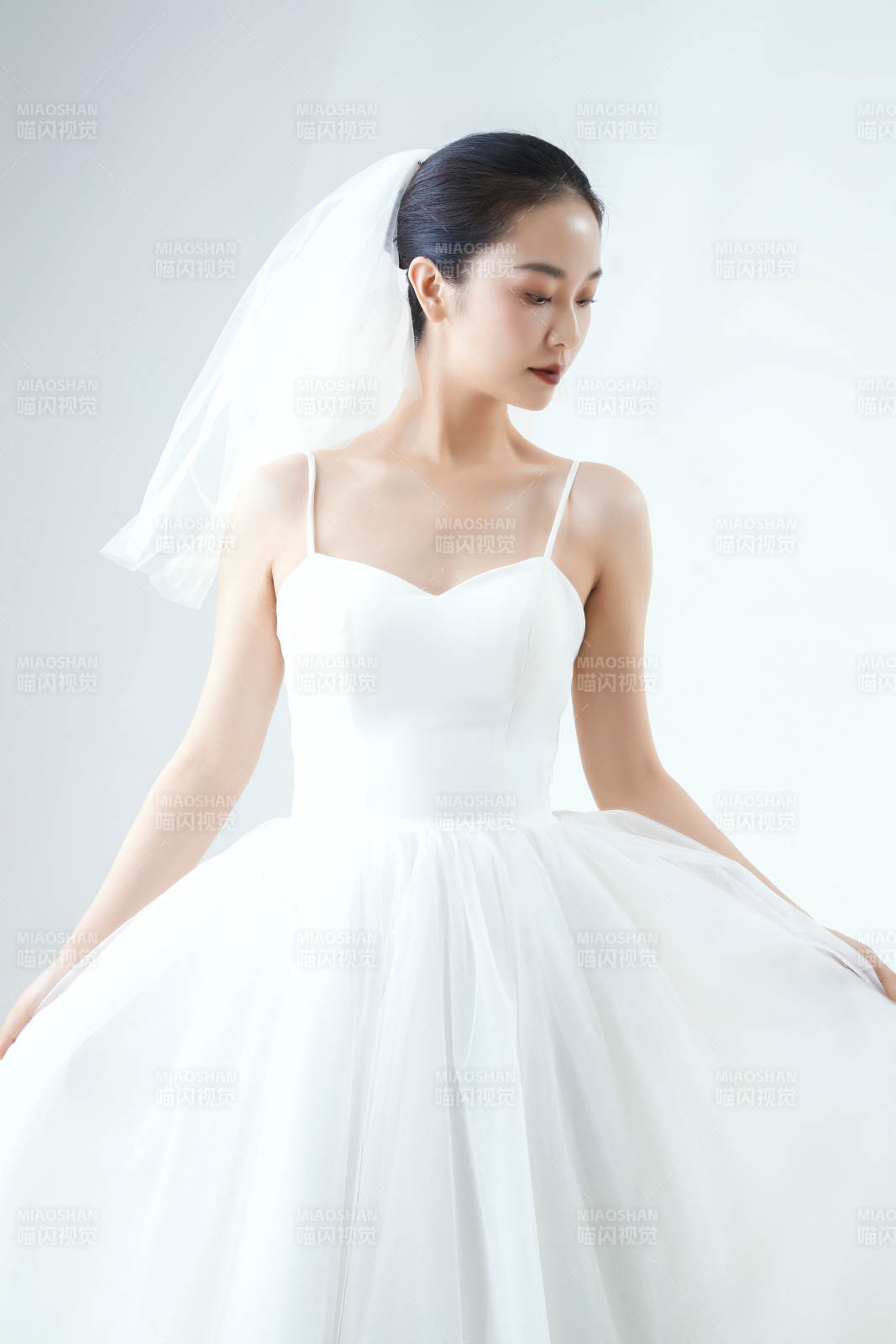 棚拍白色背景下的洁白婚纱新娘美妆图片