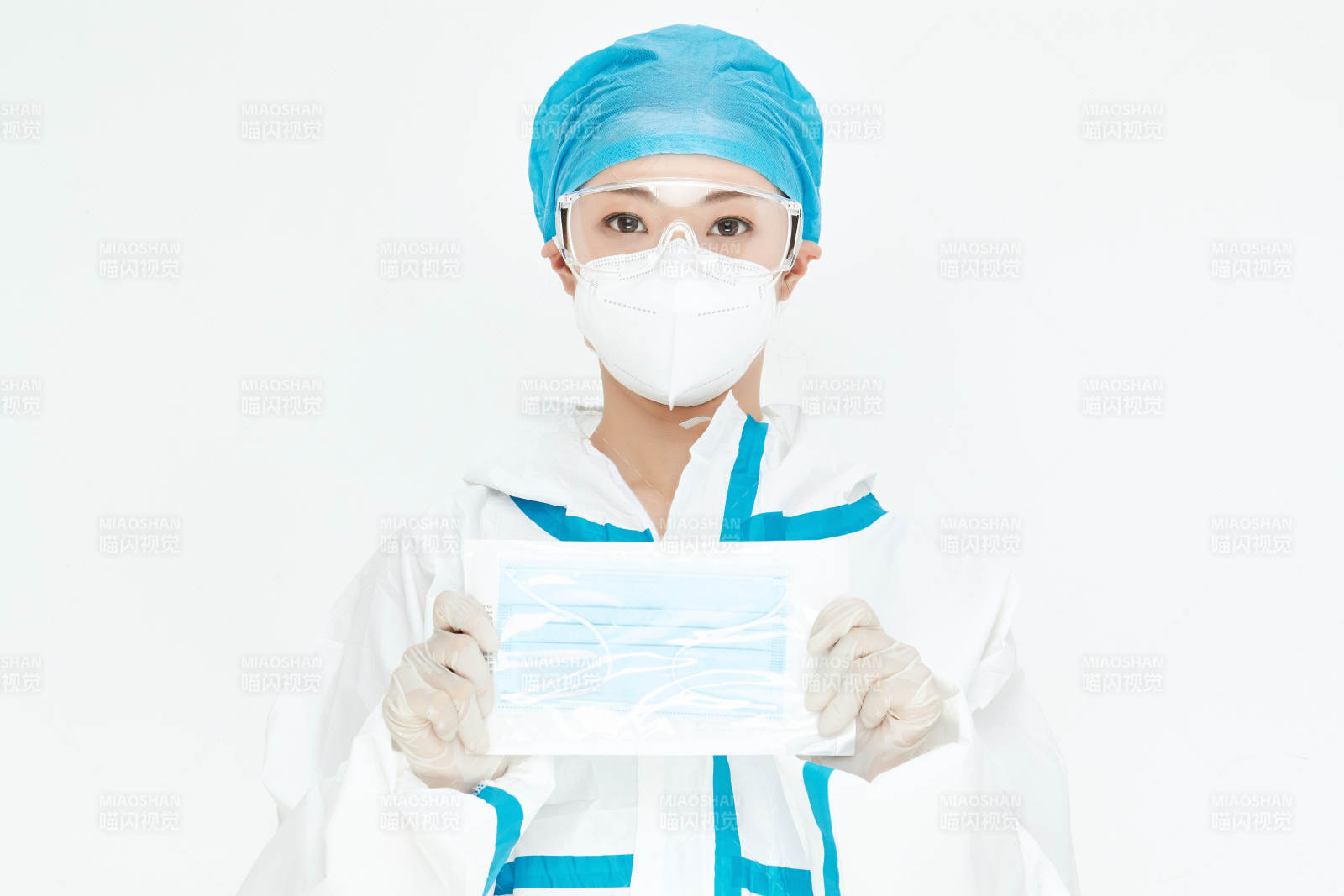 穿白色防护服佩戴护目镜口罩的女性医疗人员图片