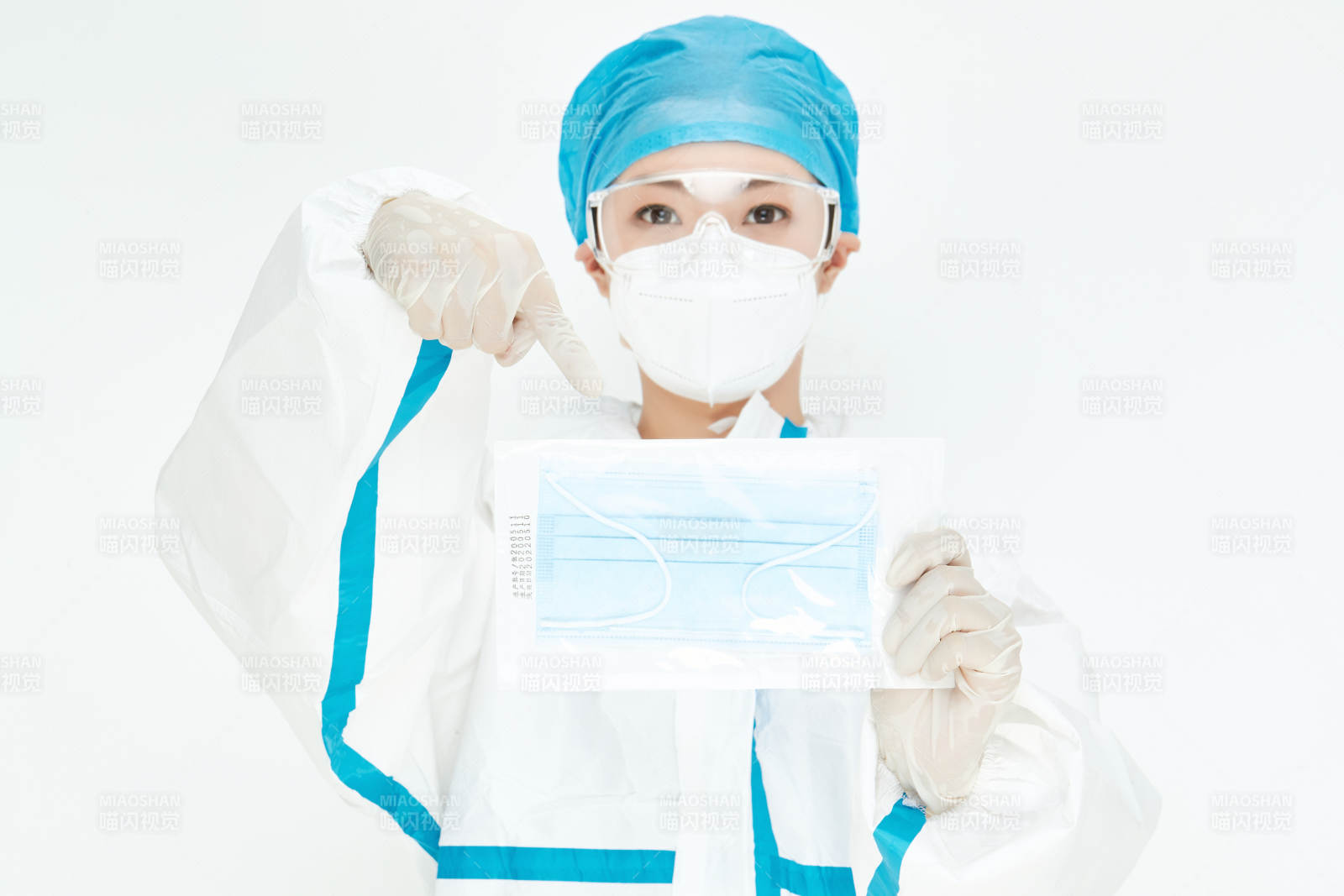 穿白色防护服佩戴护目镜口罩的女性医疗人员图片