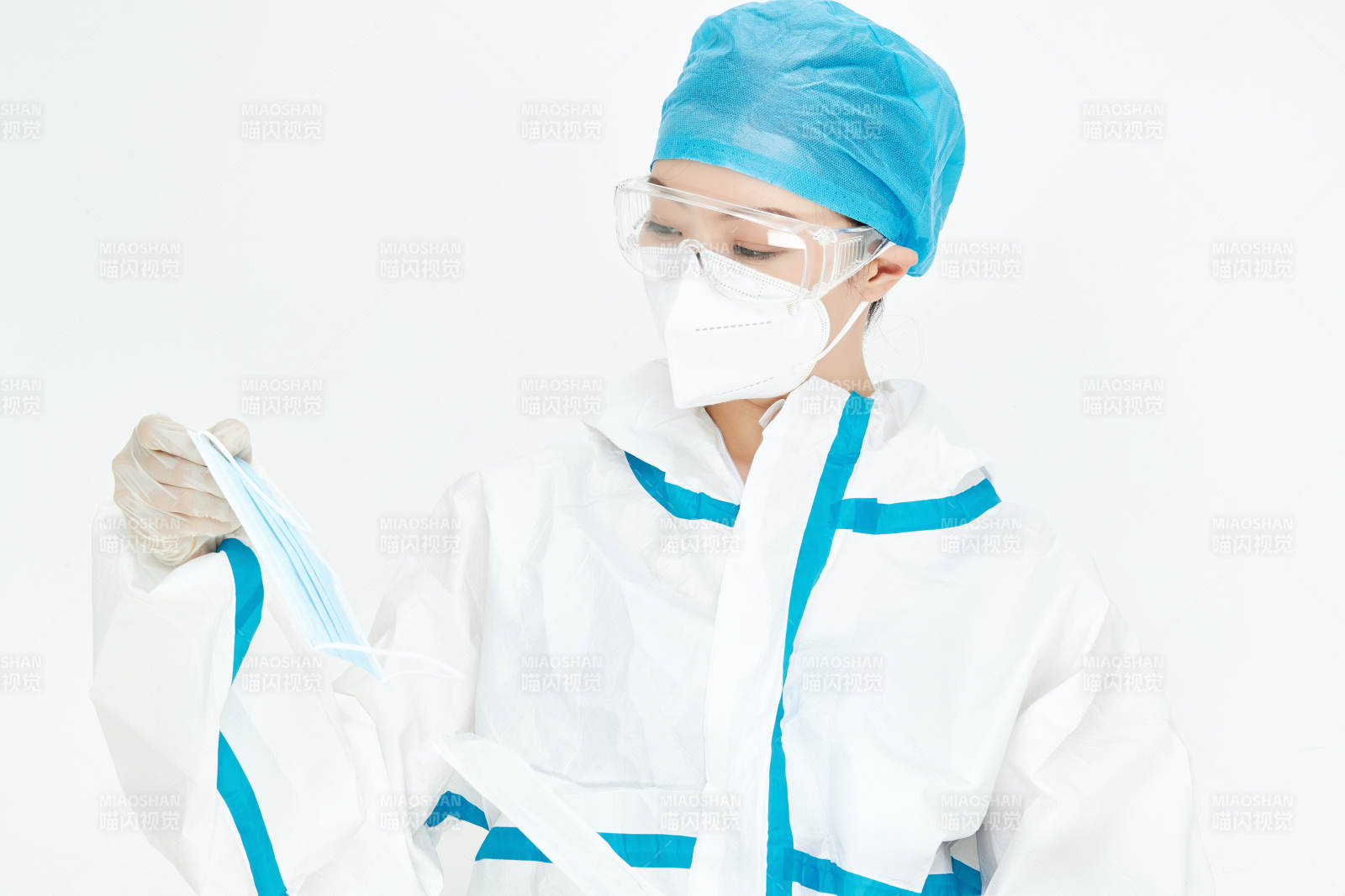 穿白色防护服佩戴护目镜口罩的女性医疗人员图片