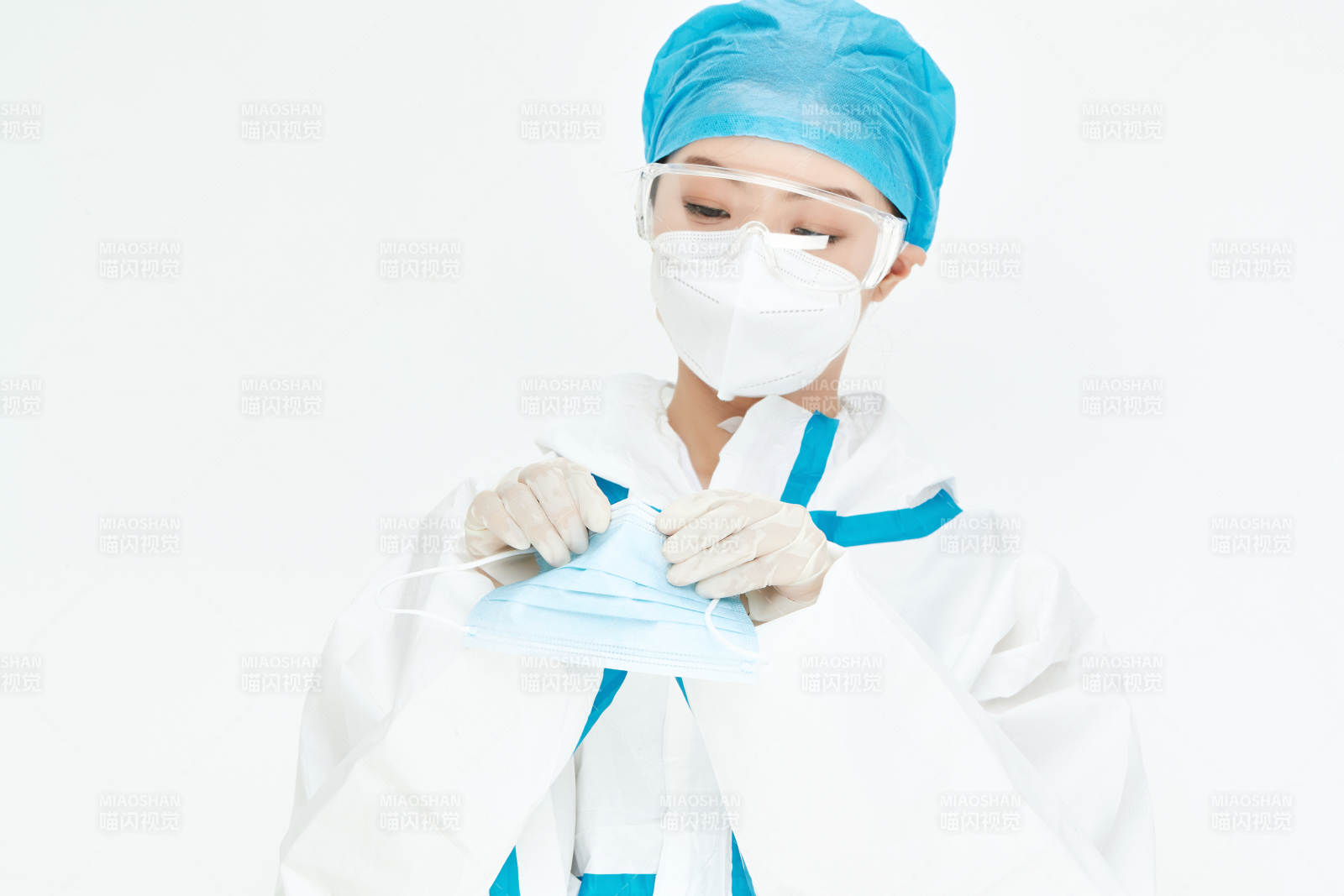 穿白色防护服佩戴护目镜口罩的女性医疗人员图片