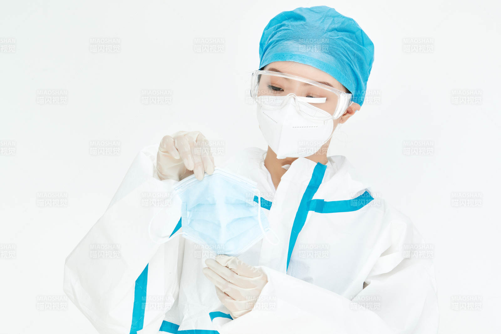 穿白色防护服佩戴护目镜口罩的女性医疗人员图片