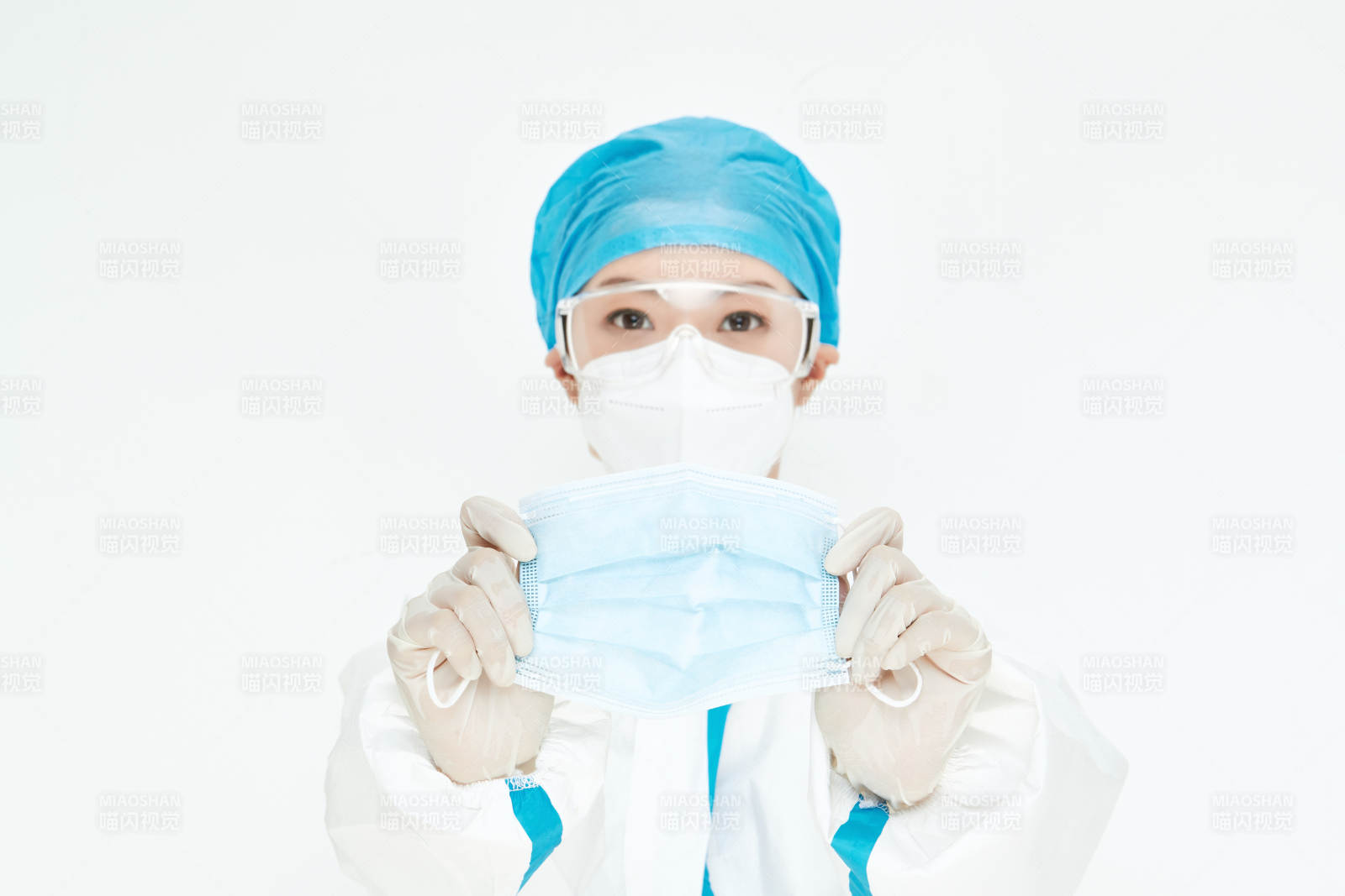 穿白色防护服佩戴护目镜口罩的女性医疗人员图片
