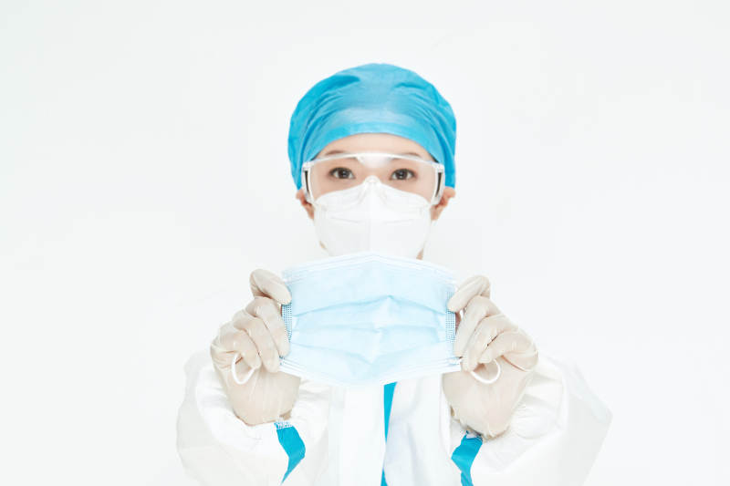 穿白色防护服佩戴护目镜口罩的女性医疗人员图片