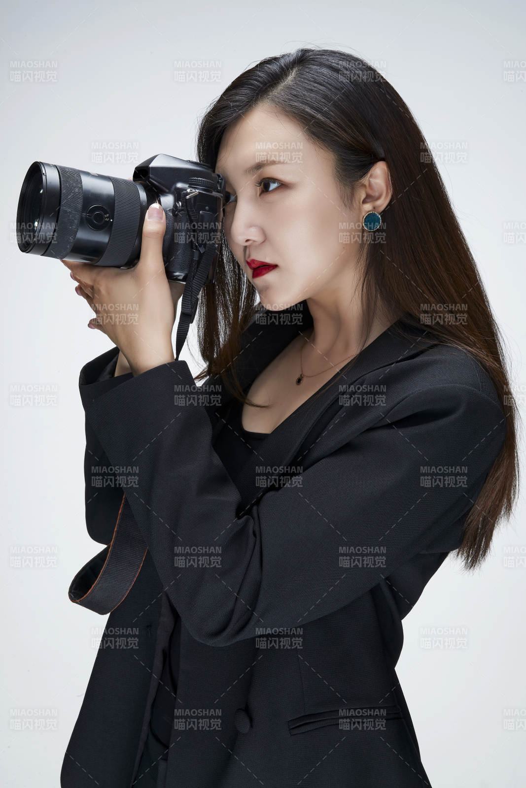 棚拍白色背景亚洲青年女性摄影师图片