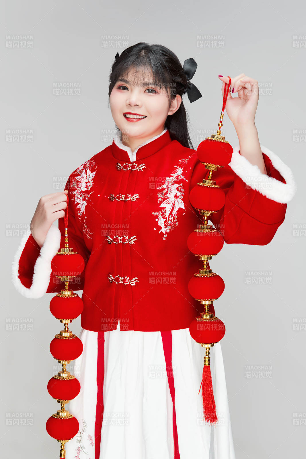 手提红灯笼身穿喜庆汉服的可爱少女图片