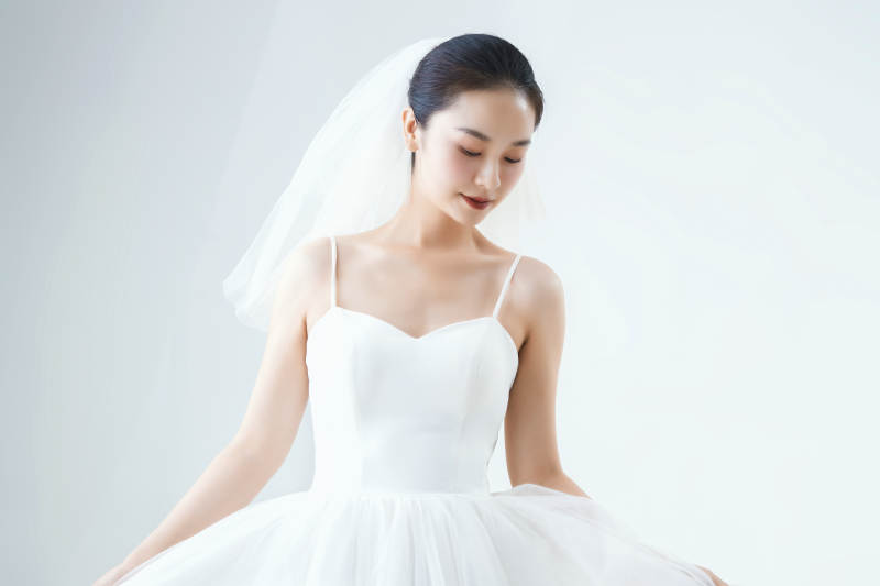 棚拍白色背景下的洁白婚纱新娘美妆图片