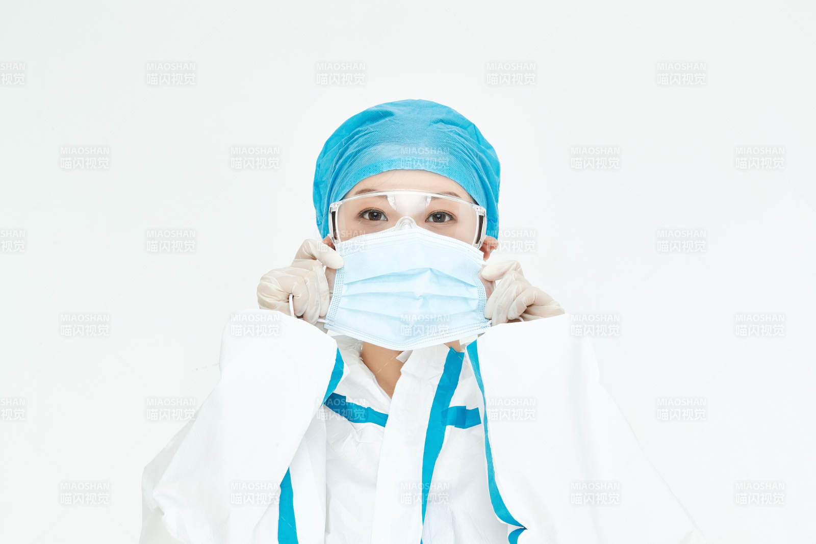 穿白色防护服佩戴护目镜口罩的女性医疗人员图片