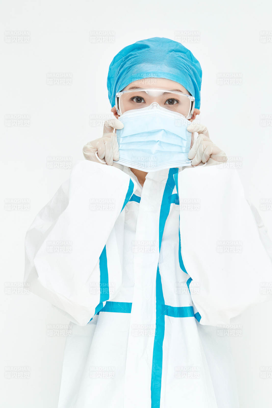 穿白色防护服佩戴护目镜口罩的女性医疗人员图片