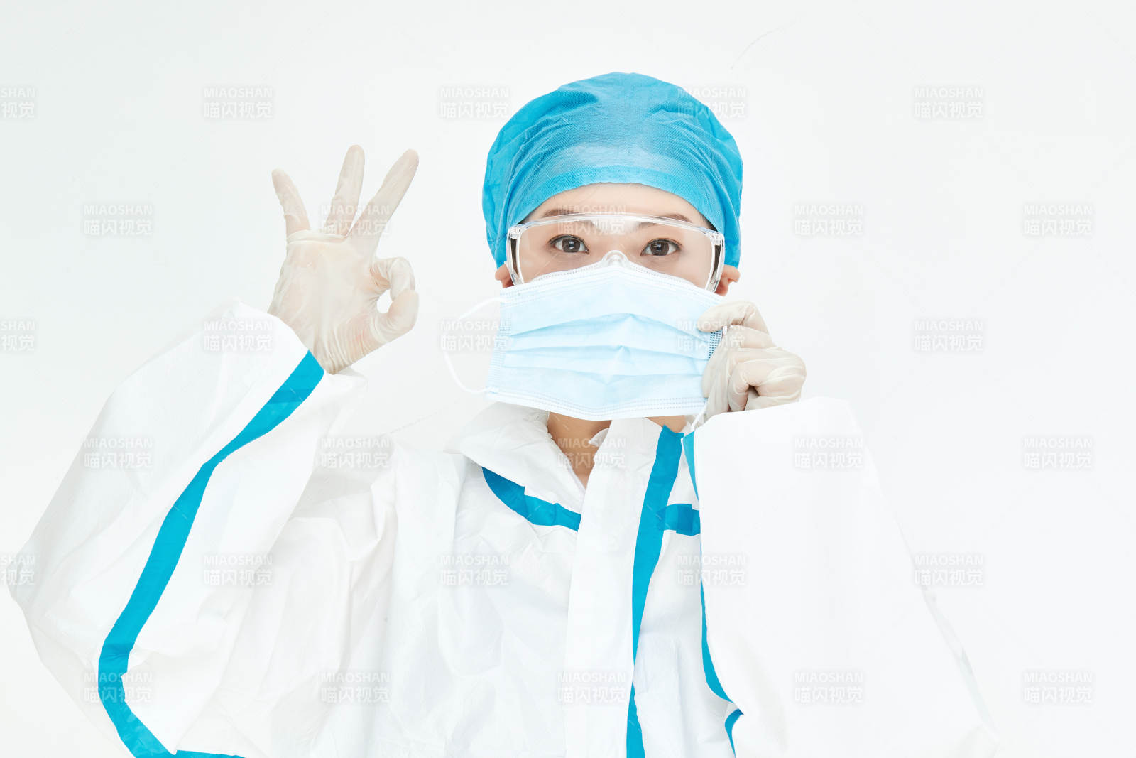 穿白色防护服佩戴护目镜口罩的女性医疗人员图片