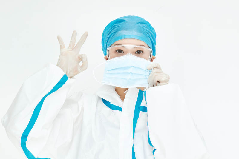 穿白色防护服佩戴护目镜口罩的女性医疗人员图片