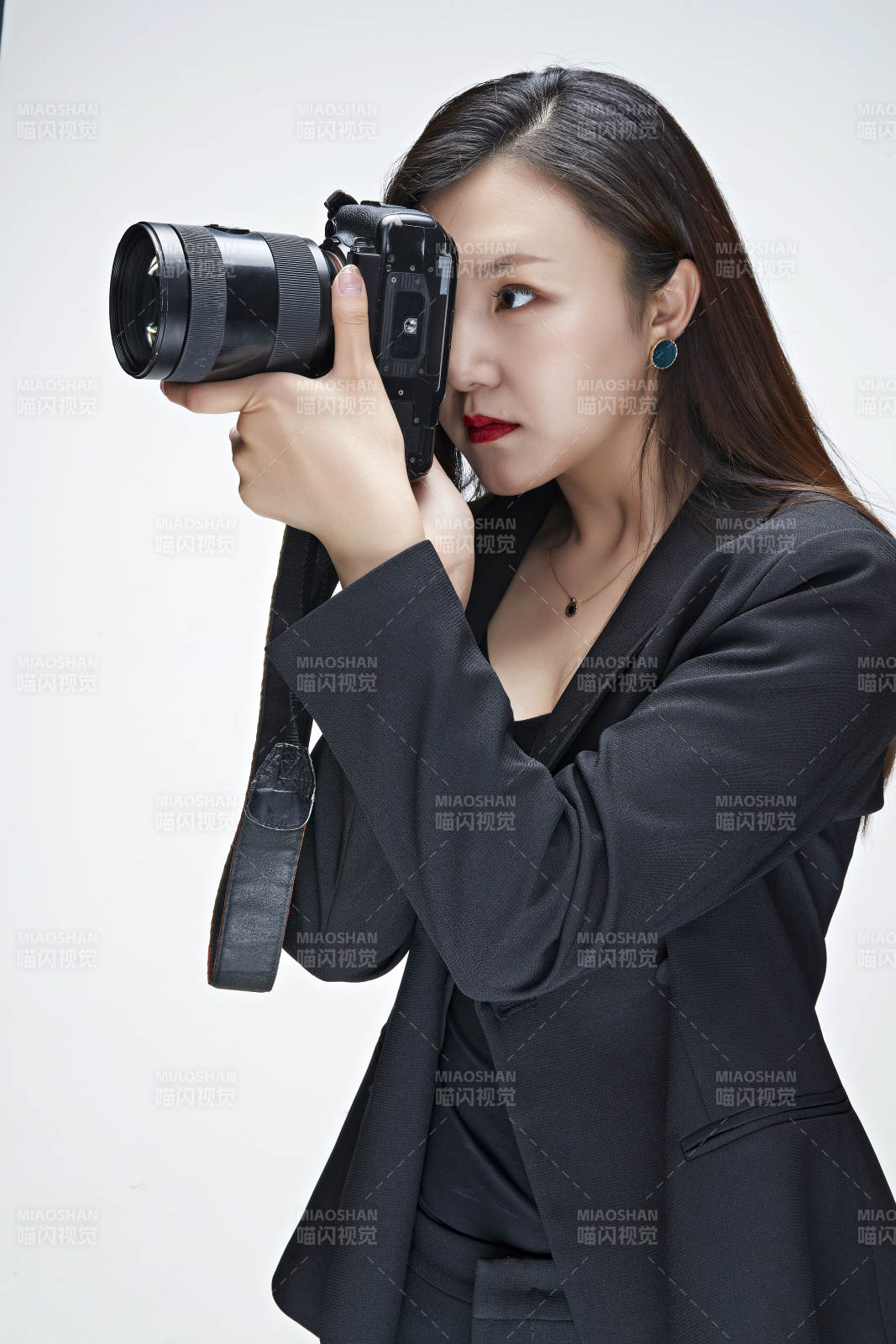 棚拍白色背景亚洲青年女性摄影师图片