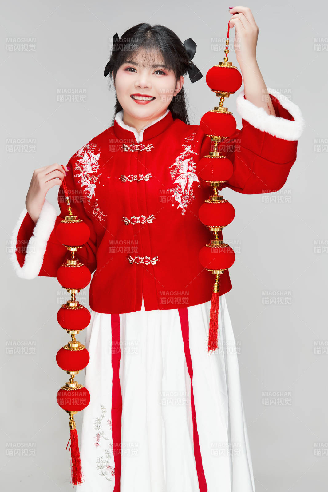 手提红灯笼身穿喜庆汉服的可爱少女图片