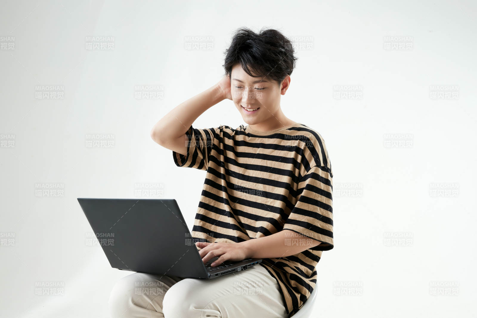 沉浸在网络恋爱世界的青年男子图片