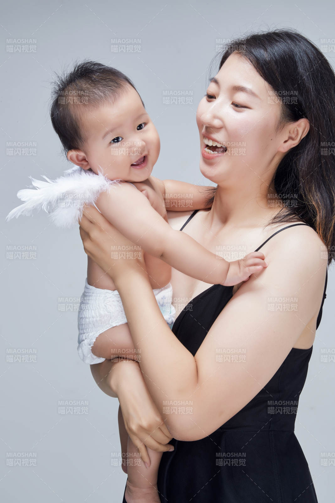 妈妈陪伴宝宝快乐的玩耍图片