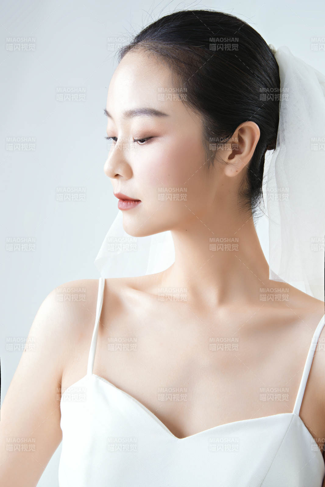 棚拍白色背景下的洁白婚纱新娘美妆图片