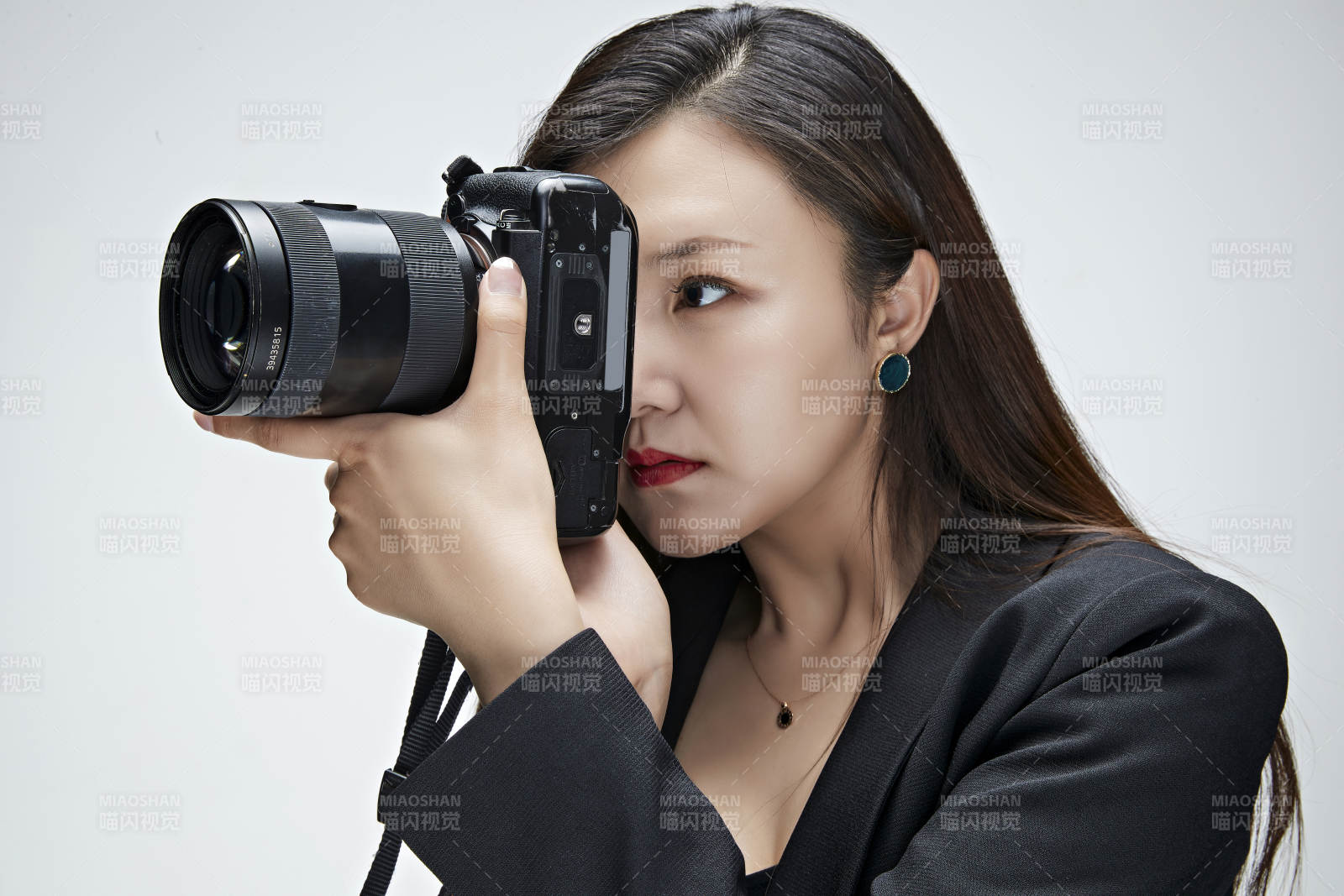 棚拍白色背景亚洲青年女性摄影师图片