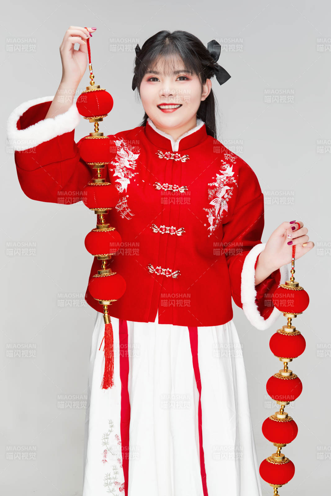 手提红灯笼身穿喜庆汉服的可爱少女图片