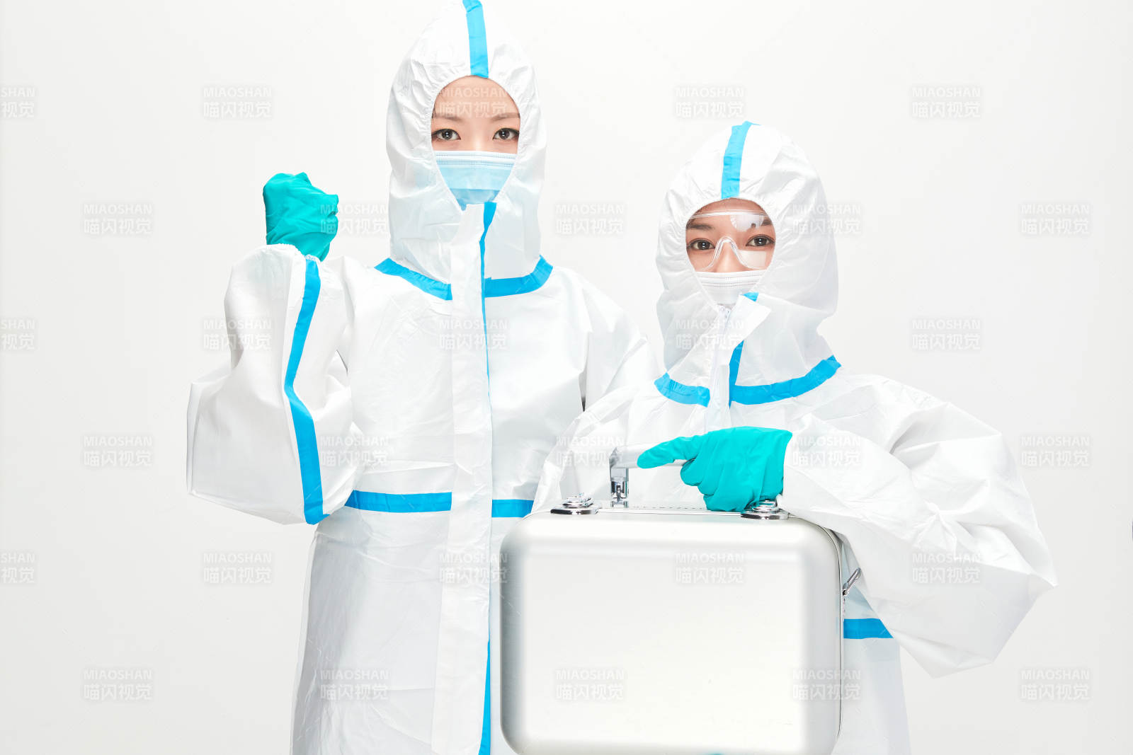 穿白色防护服佩戴护目镜口罩的防疫人员图片