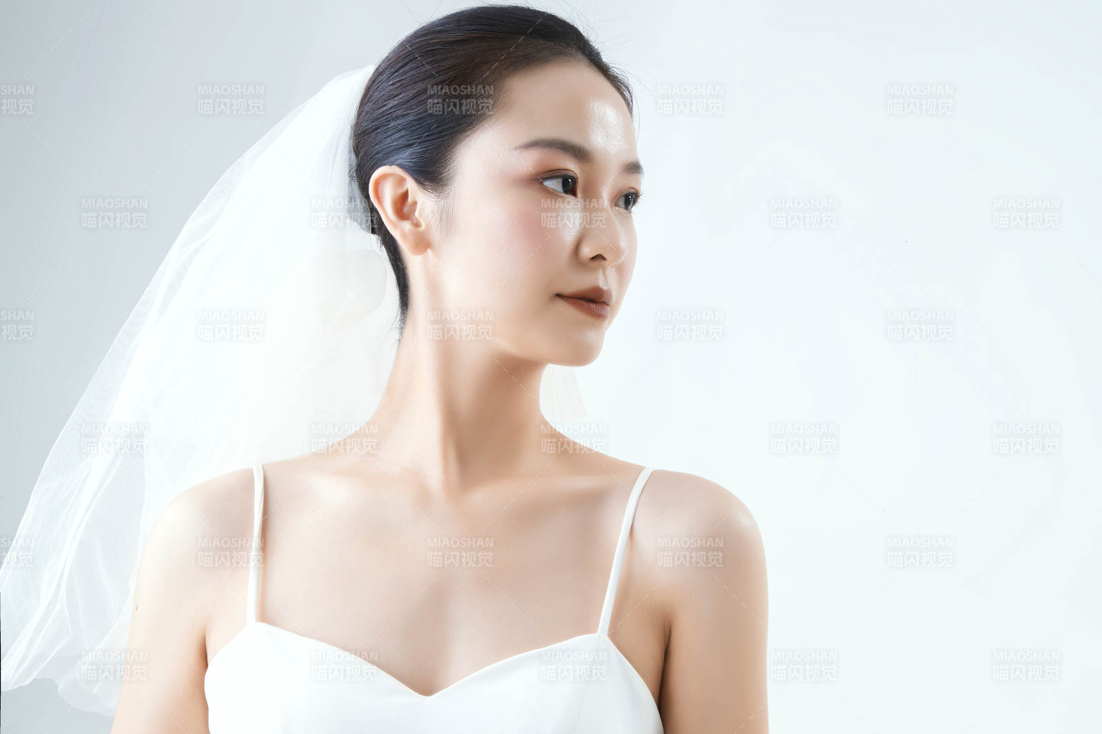 棚拍白色背景下的洁白婚纱新娘美妆图片