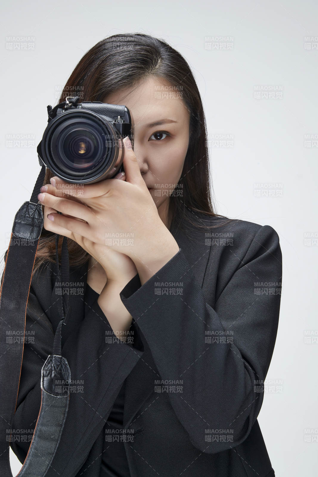 棚拍白色背景亚洲青年女性摄影师图片