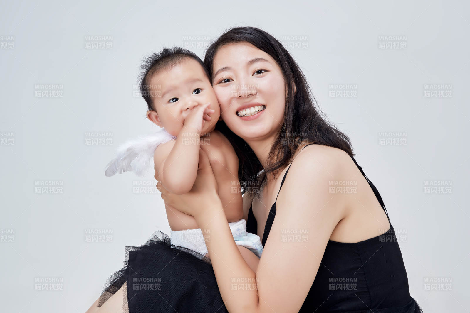 妈妈陪伴宝宝快乐的玩耍图片