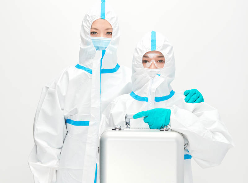 穿白色防护服佩戴护目镜口罩的防疫人员图片