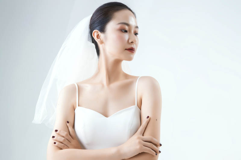 棚拍白色背景下的洁白婚纱新娘美妆图片